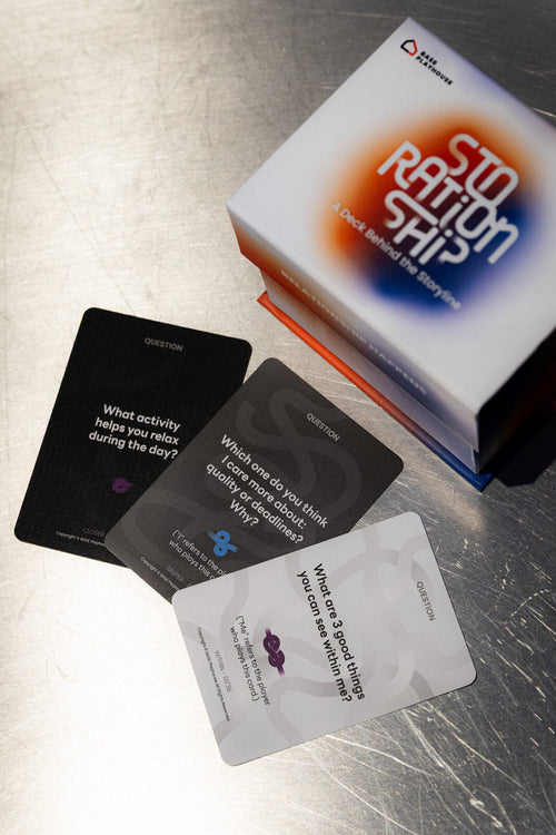 Storationship English edition box with cards